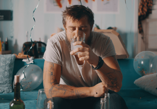 Angstig en depressief na een avondje uit: hoe hangxiety je mentale toestand beïnvloedt