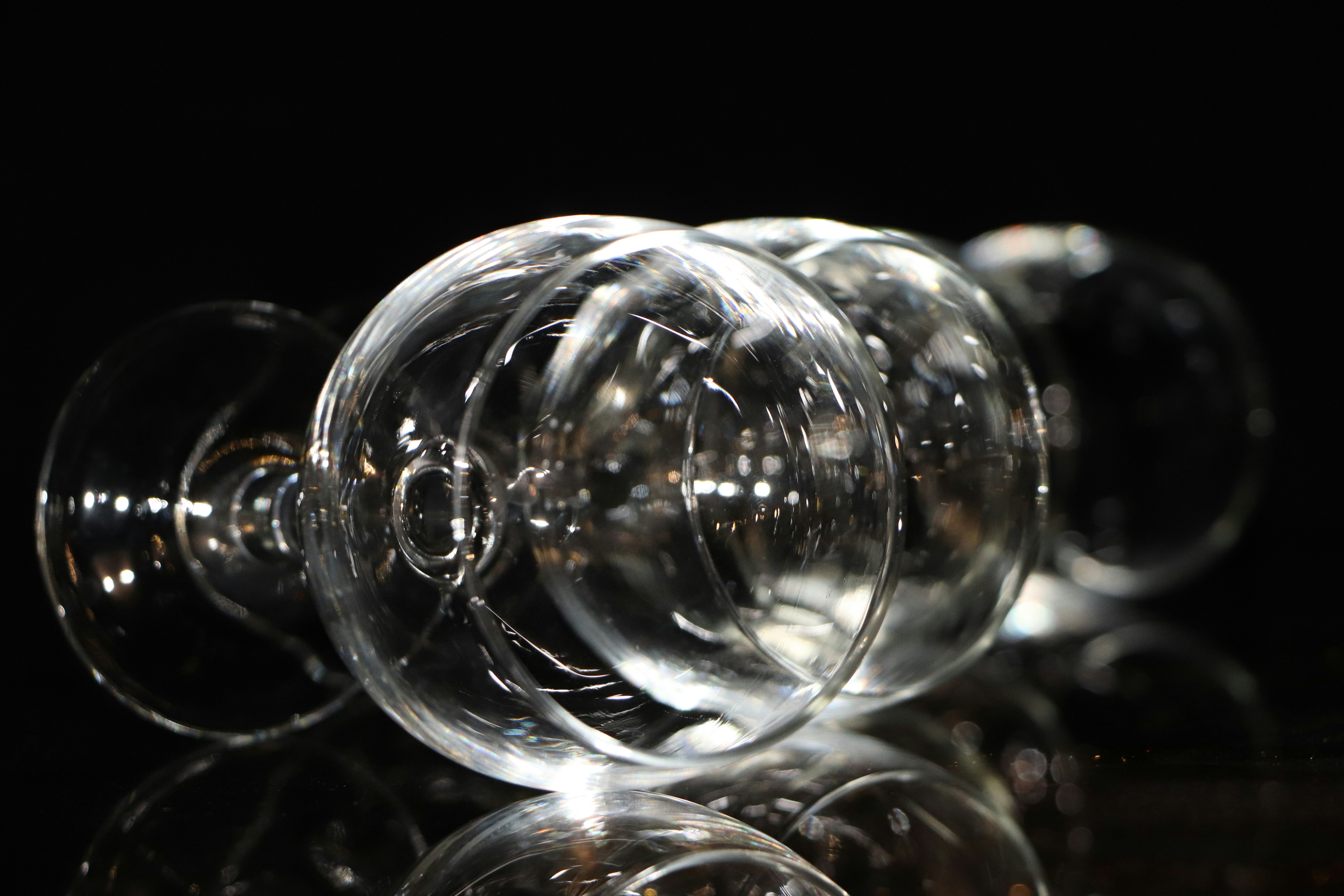 Silent Dinner: a drinking game where social pressure needs no words